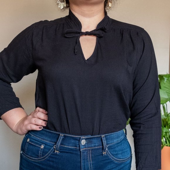 Super cute tie-front, collared blouse. - Picture 3 of 4